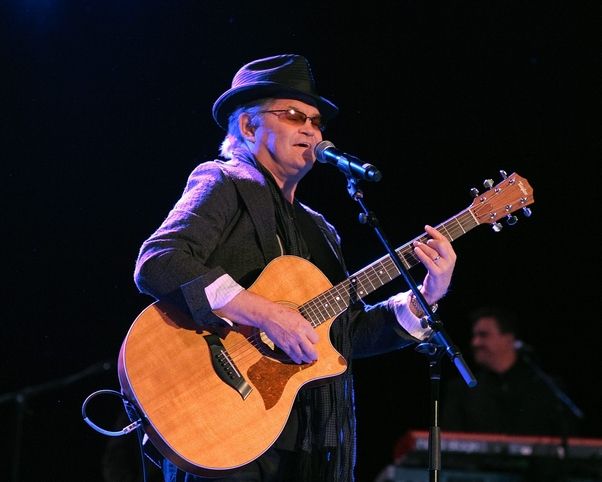 Micky Dolenz charms with hits, stories